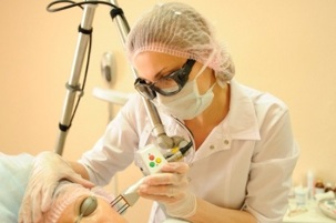 How is the fractional laser skin resurfacing procedure performed